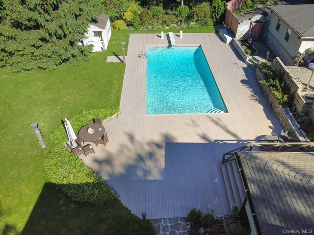 121 Laurel Lane, Laurel Hollow, NY 11791