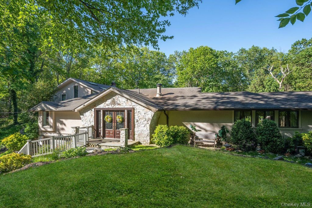 121 Laurel Lane, Laurel Hollow, NY 11791
