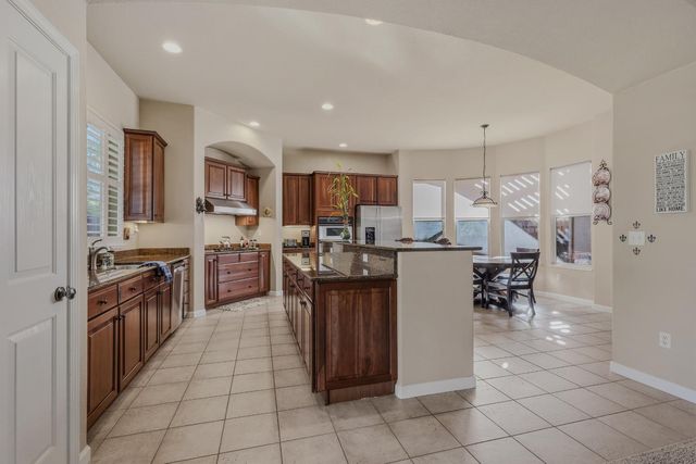 1864 Avondale Dr, Roseville, CA 95747