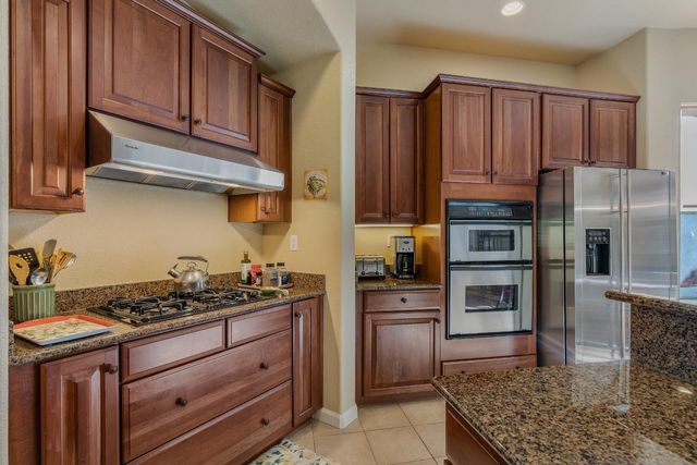 1864 Avondale Dr, Roseville, CA 95747