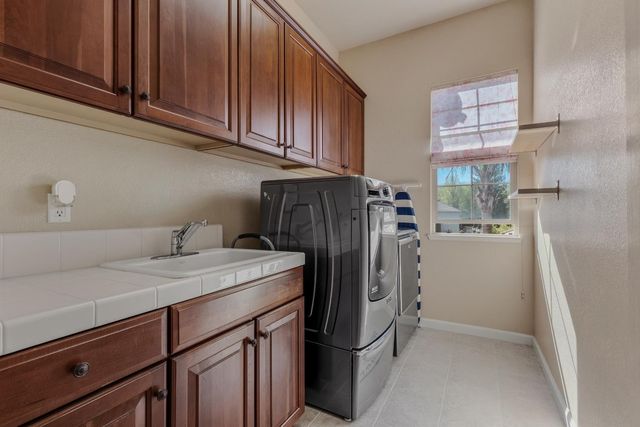 1864 Avondale Dr, Roseville, CA 95747