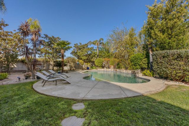 1864 Avondale Dr, Roseville, CA 95747