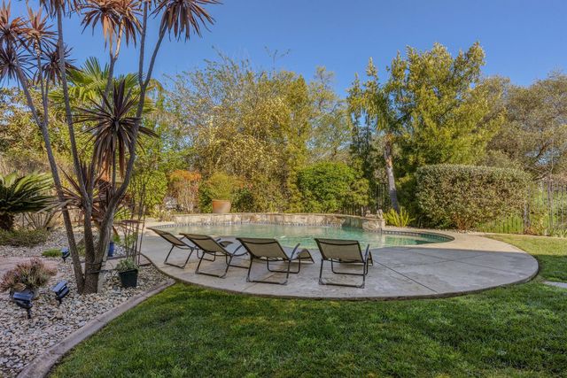 1864 Avondale Dr, Roseville, CA 95747