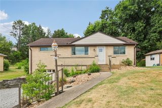 104 Philomena Dr, Moon/crescent Twp, PA 15108