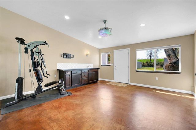 5664 Riverside Dr, Olivehurst, CA 95961