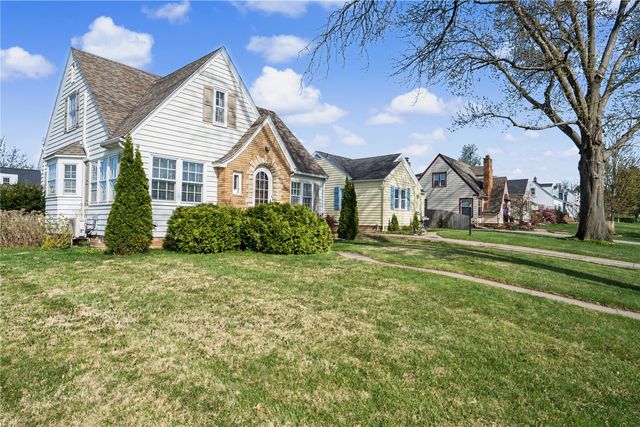 526 Longwood Drive NE, Cedar Rapids, IA 52402