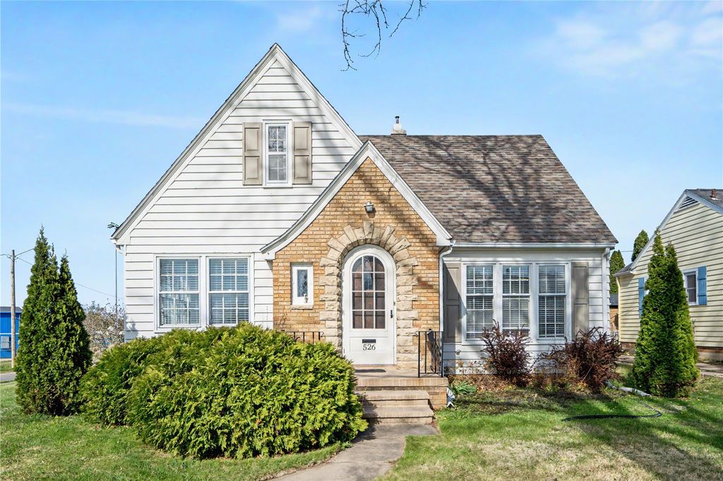 526 Longwood Drive NE, Cedar Rapids, IA 52402