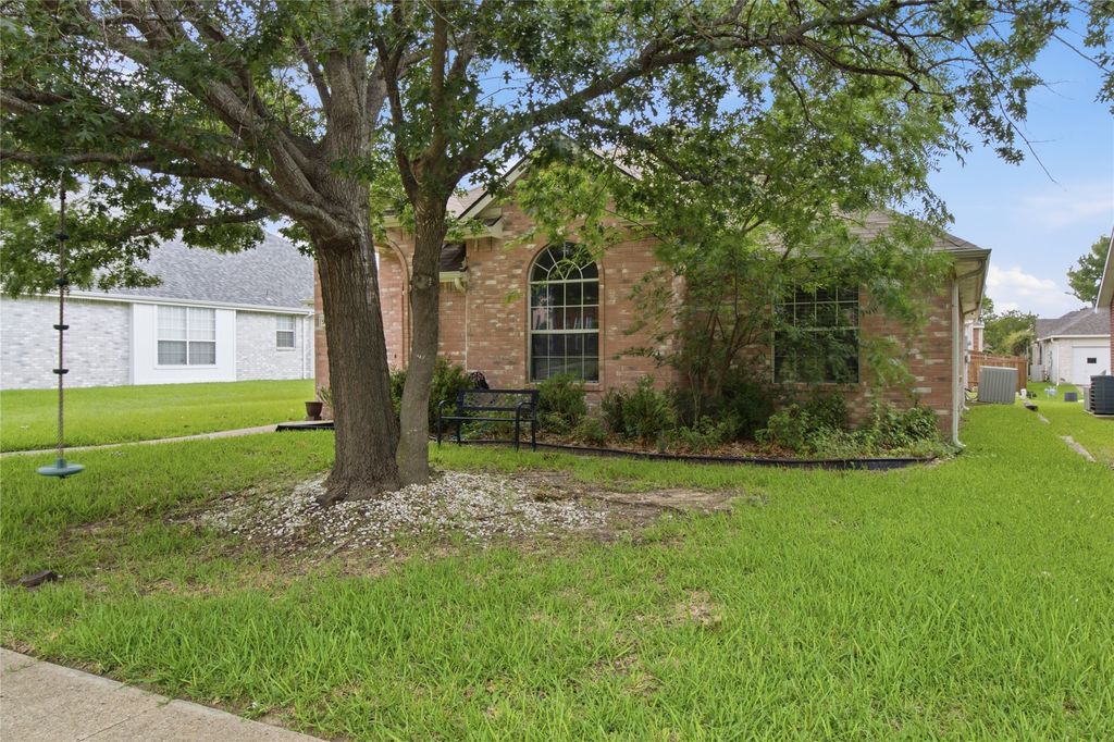 911 SUMNER Drive, Mesquite, TX 75149