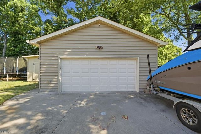 14 Valmoore DR, Poquoson, VA 23662