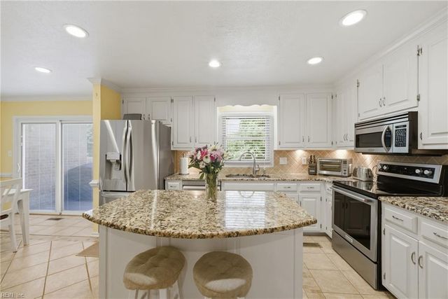 14 Valmoore DR, Poquoson, VA 23662
