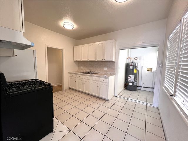 3919 Walton Avenue, Los Angeles, CA 90037