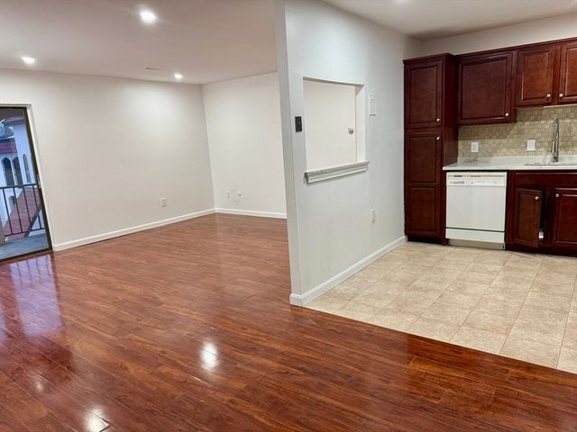 685 Oak St 12-11, Brockton, MA 02301