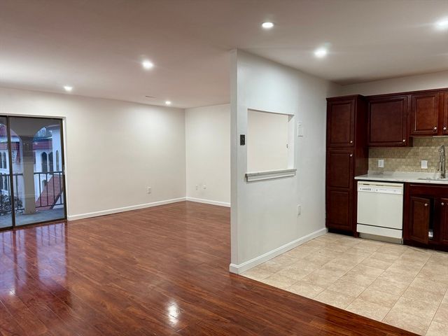 685 Oak St 12-11, Brockton, MA 02301