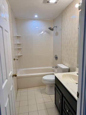 685 Oak St 12-11, Brockton, MA 02301