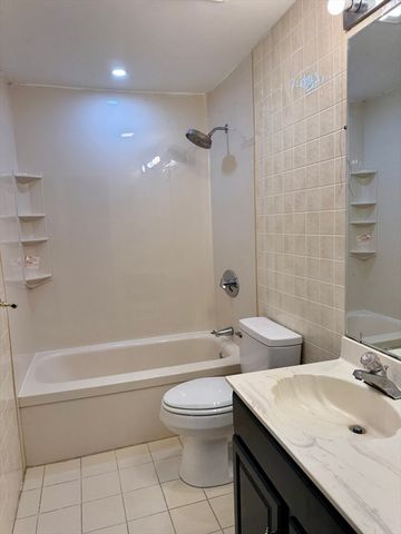 685 Oak St 12-11, Brockton, MA 02301