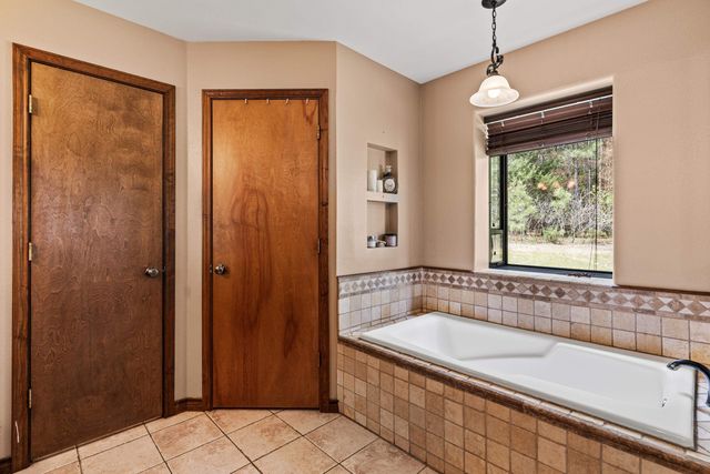 450 Reeves Lane, Jefferson, TX 75657