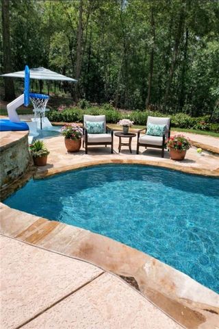 530 Thomas Drive, Loganville, GA 30052