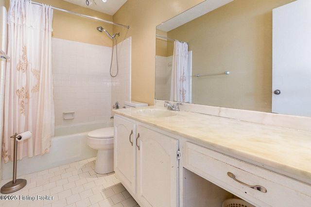 312 EL CONQUISTADOR Pl 312, Louisville, KY 40220