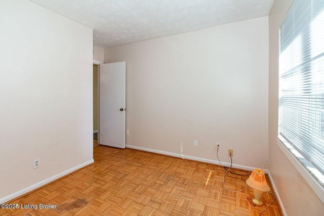 312 EL CONQUISTADOR Pl 312, Louisville, KY 40220