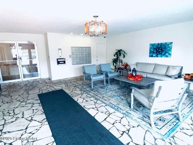 312 EL CONQUISTADOR Pl 312, Louisville, KY 40220