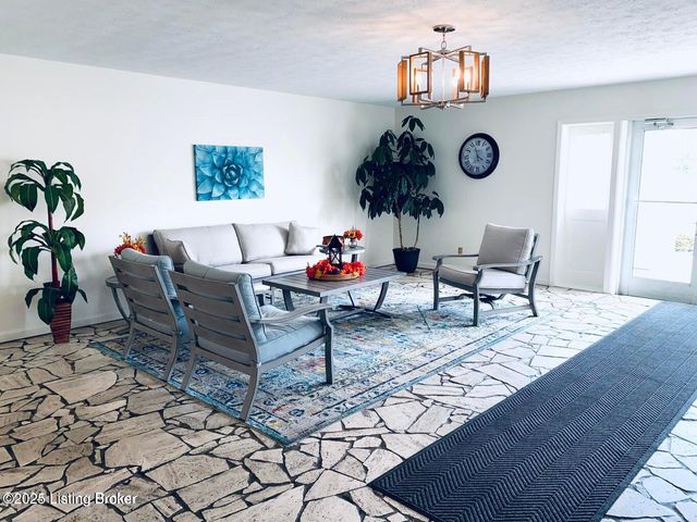 312 EL CONQUISTADOR Pl 312, Louisville, KY 40220