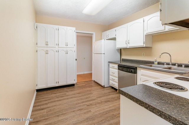 312 EL CONQUISTADOR Pl 312, Louisville, KY 40220