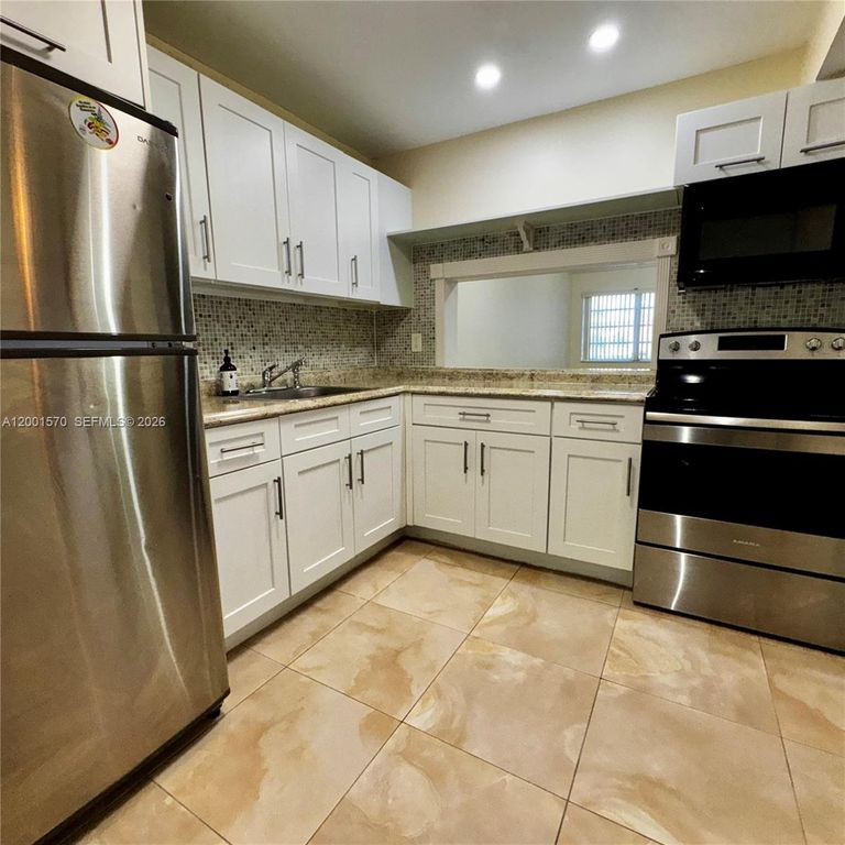 215 SE 3rd Ave 203A, Hallandale Beach, FL 33009