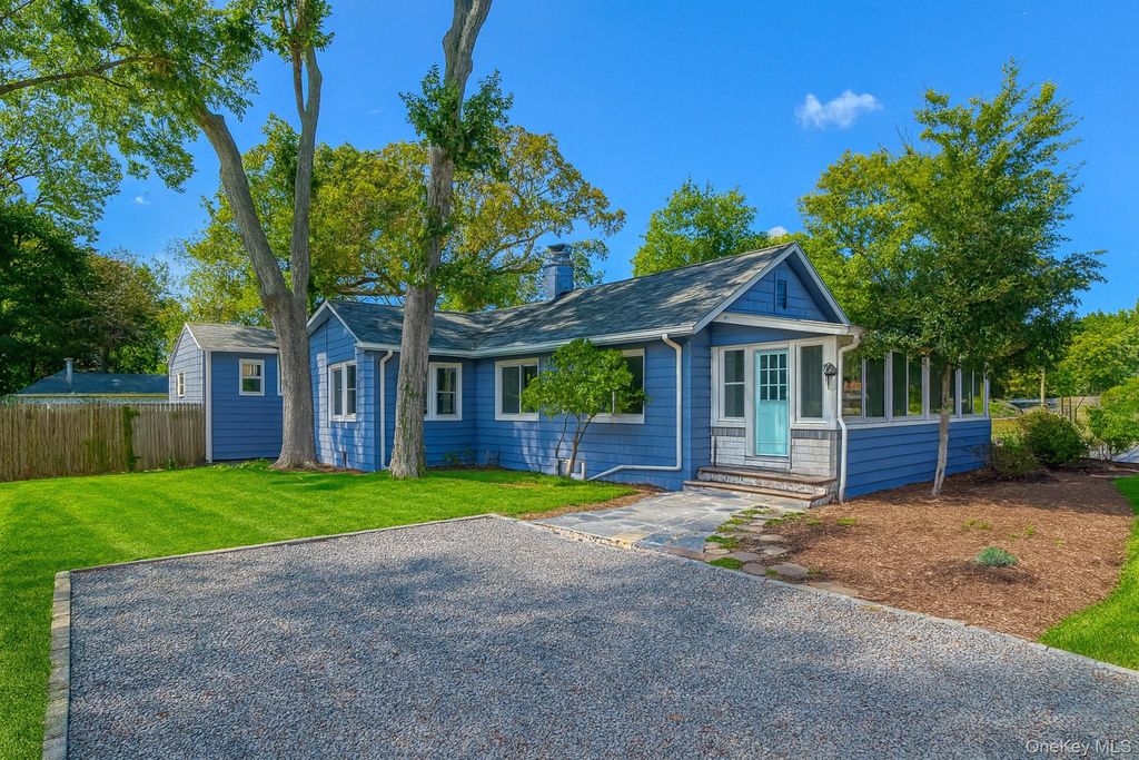 561 N Windsor Avenue, Brightwaters, NY 11718