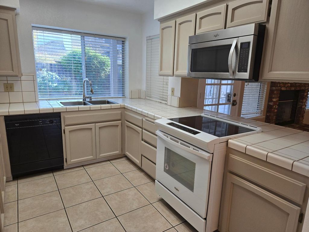 Image 10 of property listing at 1415 E Portland Avenue, Fresno, CA 93720