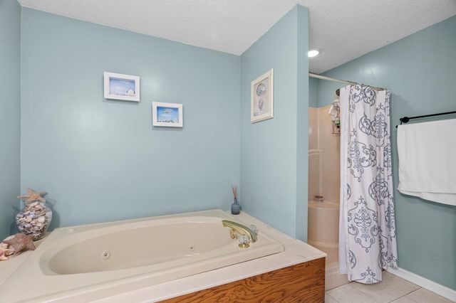 8910 E CARROLLWOOD LN, Memphis, TN 38016