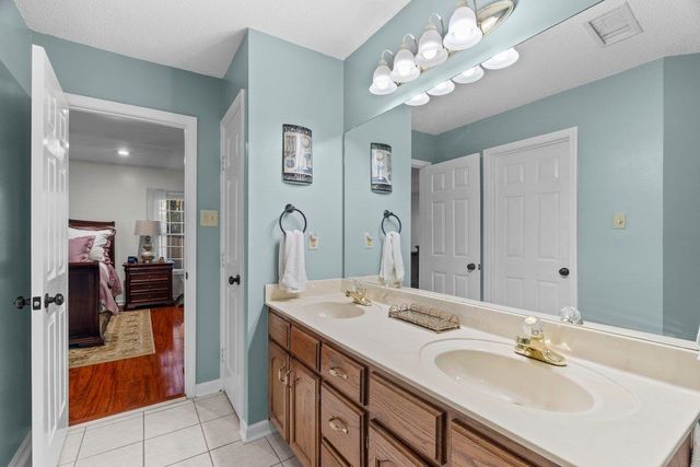 8910 E CARROLLWOOD LN, Memphis, TN 38016