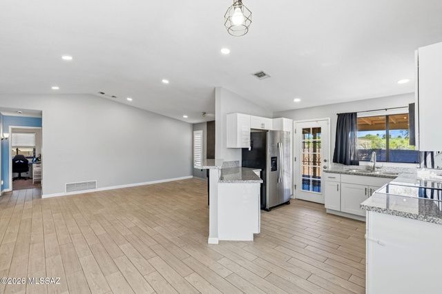 661 S Granite Falls Drive, Tucson, AZ 85748