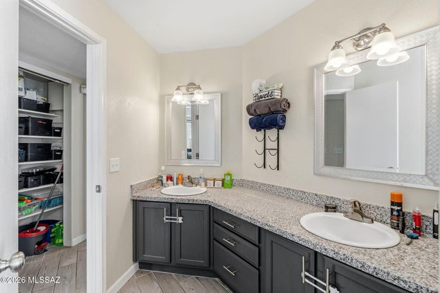 661 S Granite Falls Drive, Tucson, AZ 85748