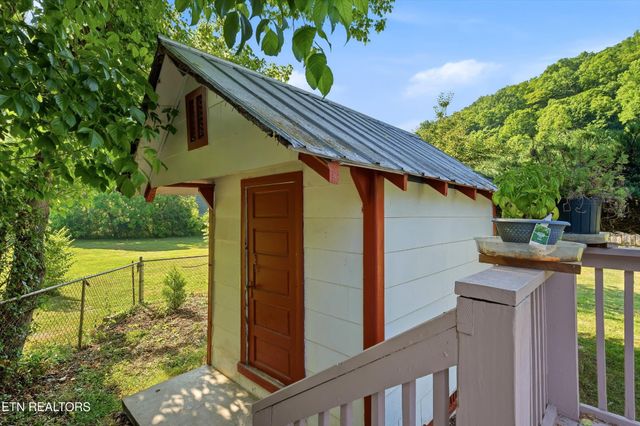 9613 Norris Fwy, Powell, TN 37849