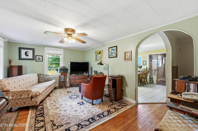 9613 Norris Fwy, Powell, TN 37849