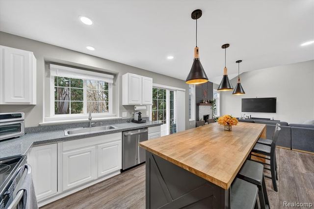 1029 White Trail, Wixom, MI 48393