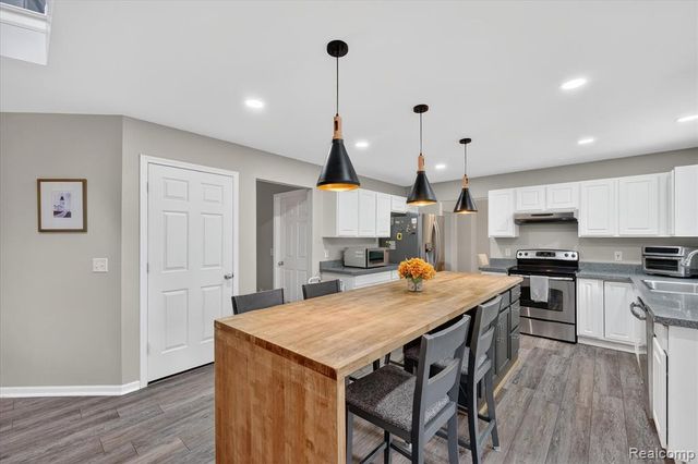 1029 White Trail, Wixom, MI 48393