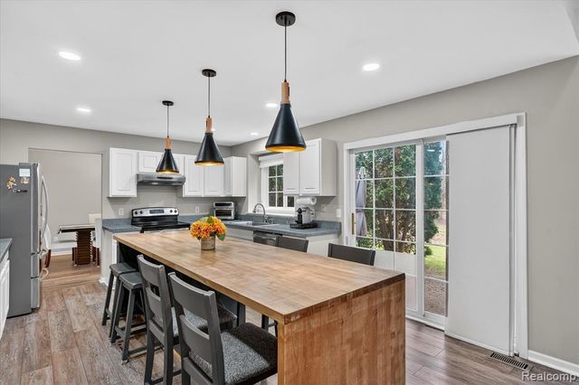 1029 White Trail, Wixom, MI 48393