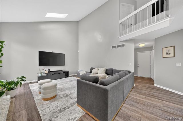 1029 White Trail, Wixom, MI 48393