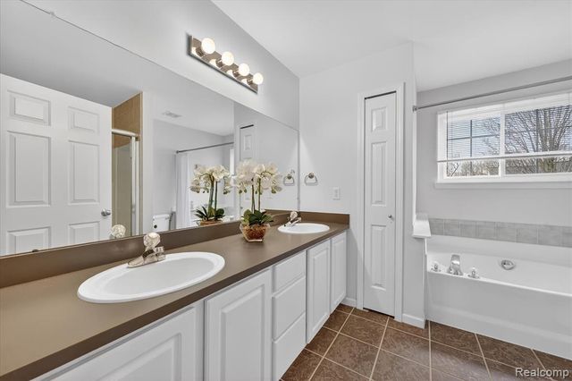 1029 White Trail, Wixom, MI 48393