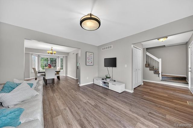 1029 White Trail, Wixom, MI 48393