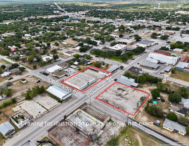 201 Houston St, George West, TX 78022
