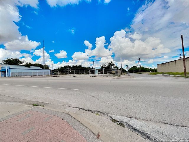 201 Houston St, George West, TX 78022