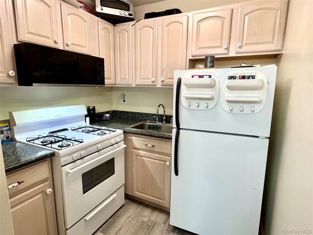18 Navajo Court 18, Coram, NY 11727