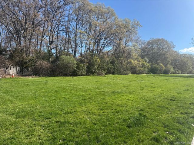 18 Navajo Court 18, Coram, NY 11727