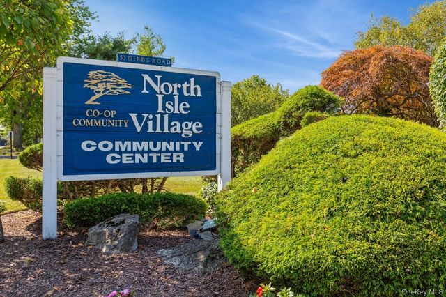 18 Navajo Court 18, Coram, NY 11727