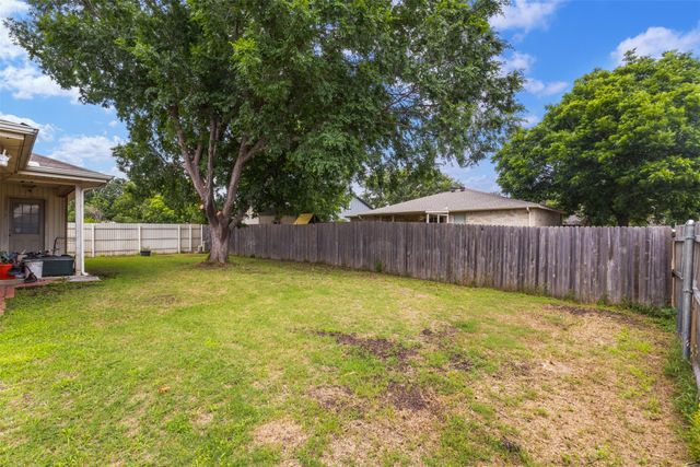 300 Comiskey Court, Saginaw, TX 76179