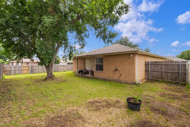 300 Comiskey Court, Saginaw, TX 76179