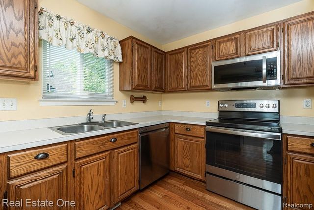 1081 Clearview Drive, Oxford, MI 48371