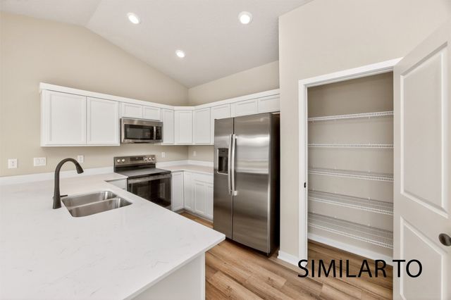 4292 Grover Woods Lane, Des Moines, IA 50317